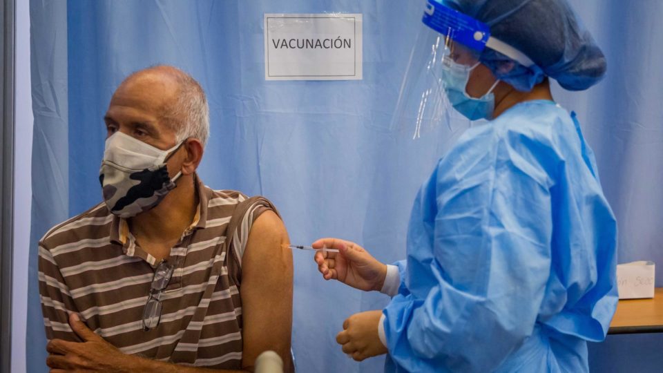 Representante de Guaidó pede a G7 que inclua Venezuela no destino das vacinas distribuídas Um homem recebe a vacina contra Covid-19 em um dia de vacinação contra Covid-19, em 2 de junho de 2021 em Caracas (Venezuela).
