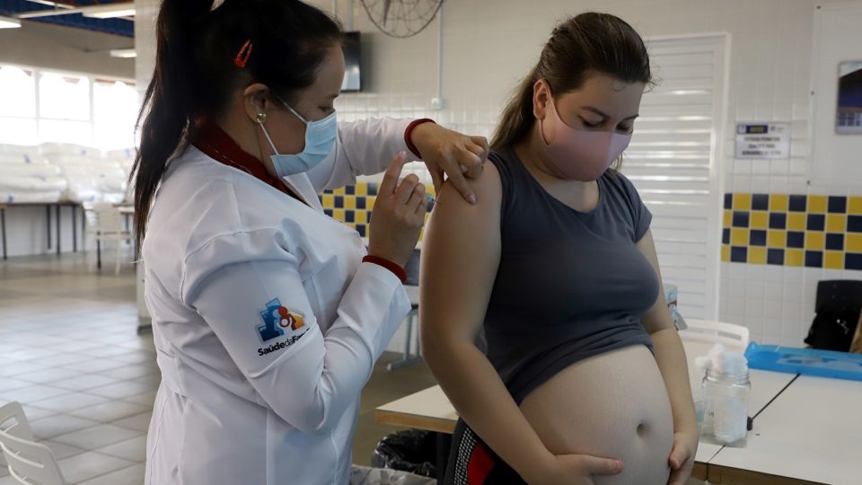 Aumento de mortalidade por Covid faz Paraná voltar a vacinar gestantes sem comorbidades Vacinação de grávidas será retomado com restrição de marca no Paraná.