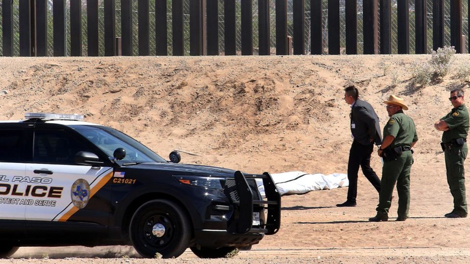 Imigrante mexicano morre ao cair de muro na tentativa de entrar nos EUA Imigrante morreu ao despencar de muro na tentativa de entrar nos Estados Unidos