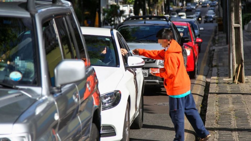 Pandemia deixa América Latina mais longe de erradicar o trabalho infantil “A combinação de perda de empregos, aumento da pobreza e fechamento de escolas é uma tempestade perfeita para a proliferação do trabalho infantil”, declarou o diretor regional da OIT para a América Latina e o Caribe, Vinícius Pinheiro.