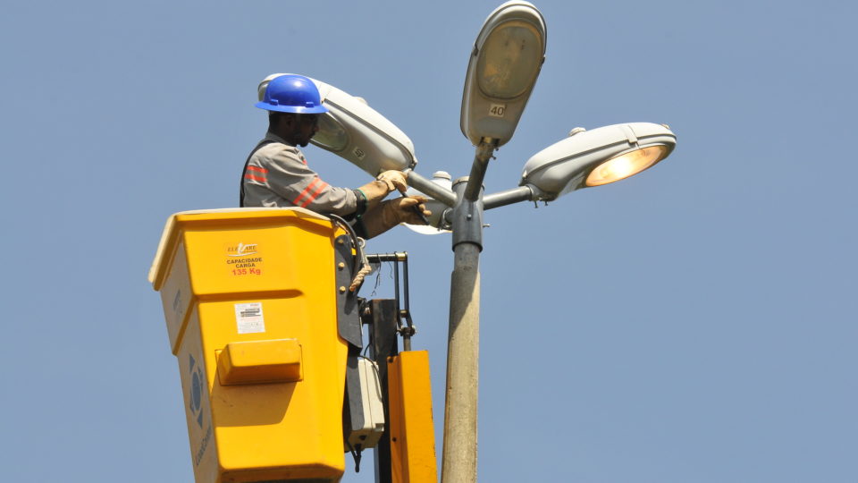 Governo estuda MP para viabilizar racionamento de energia Os custos das medidas serão pagos pelo consumidor, por meio de taxas na conta de luz