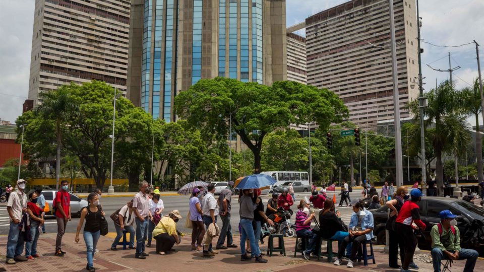ONG alerta que pandemia está “fora de controle” na Venezuela Fila para vacinação contra Covid-19 na Venezuela.