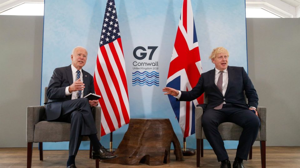 G7: Continuam discussões sobre “ambicioso” imposto de 15% em países do G20/OCDE O primeiro-ministro britânico Boris Johnson (à direita) e o presidente dos EUA, Joe Biden, durante sua reunião bilateral realizada na quinta-feira em Carbis Bay, no Reino Unido. Imagem ilustrativa.