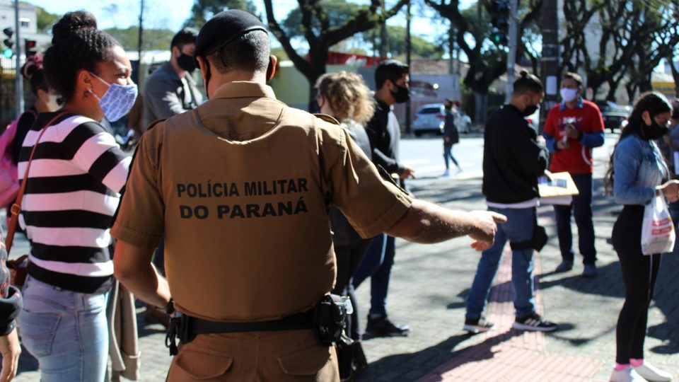 Concurso da PM do Paraná registra abstenção de 44,24% Policial militar orienta candidata em um dos locais de prova em Curitiba