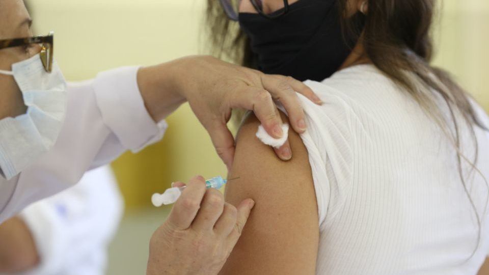 Ficar esperando por marca de vacina é “perigoso, egoísta e prejudicial” Vacinação da Covid-19 no Paraná.