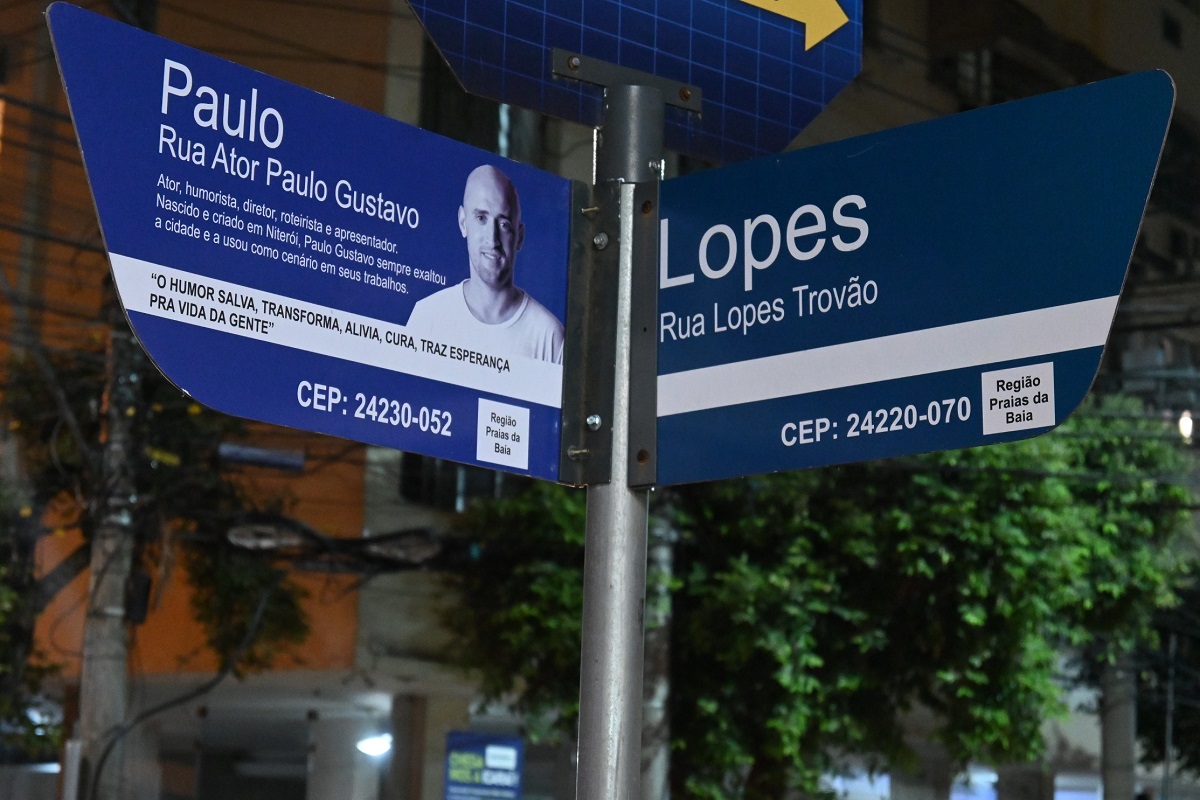 No dia 19 de maio, a Prefeitura de Niterói instalou 46 placas com o nome do ator Paulo Gustavo. A cidade também prepara um circuito cultural e uma estátua em homenagem ao artista niteroiense