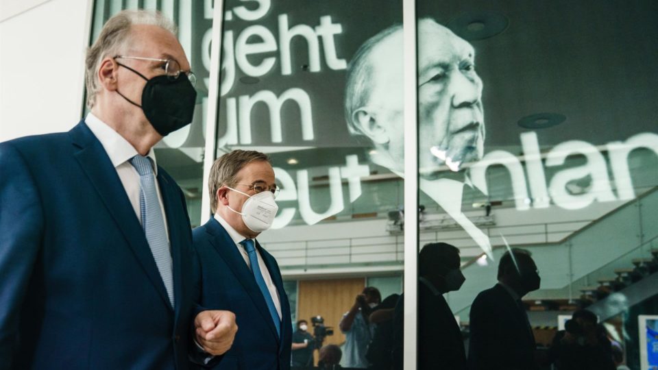 Ganhos e perdas da direita europeia nas últimas semanas O líder da CDU na Saxônia-Anhalt, Reiner Haseloff (esq.), e o líder nacional da CDU, Armin Laschet, passam por uma foto do fundador do partido, Konrad Adenauer, após entrevista coletiva, 7 de junho. A eleição na Saxônia-Anhalt foi a última antes das eleições gerais em setembro na Alemanha