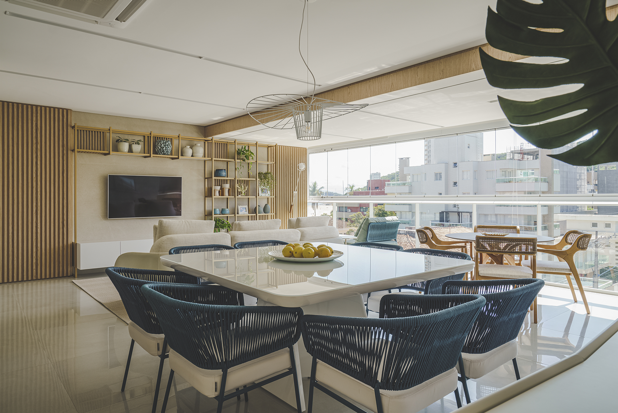Amplas paredes de vidro na sacada e no quarto do casal permitem a entrada de luz natural de maneira abundante e emolduram a bela vista do mar da Praia Mansa.