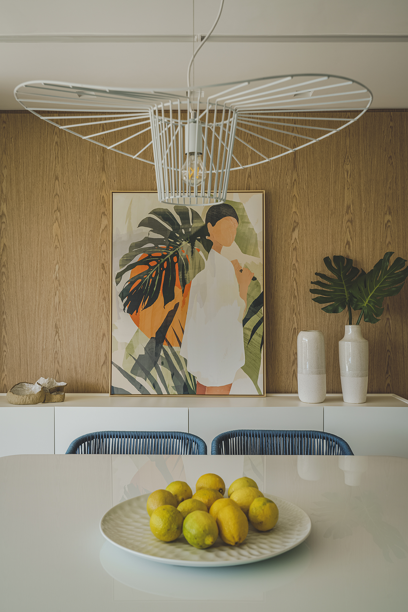 O pendente decorativo acima da mesa de jantar, em formato orgânico
que lembra as ondas do mar, é um dos destaques
do ambiente. O pendente decorativo acima da mesa de jantar, em formato orgânico
que lembra as ondas do mar, é um dos destaques
do ambiente.