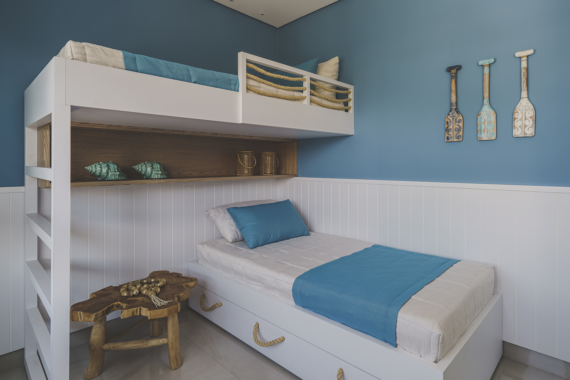Quarto recebeu tons azuis e elementos que remetem ao mar. Quarto recebeu tons azuis e elementos que remetem ao mar.