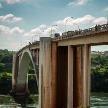 A Ponte da Amizade simboliza a intensa circulação de pessoas entre Brasil e Paraguai — rota cada vez mais percorrida por brasileiros em busca de trabalho, negócios e custo de vida mais baixo no país vizinho.