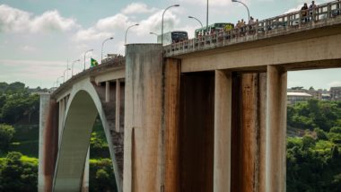 Ponte da Amizade, entre Foz do Iguaçu e Ciudad del Este, é passagem diária para muitos que viajam a trabalho entre Brasil e Paraguai