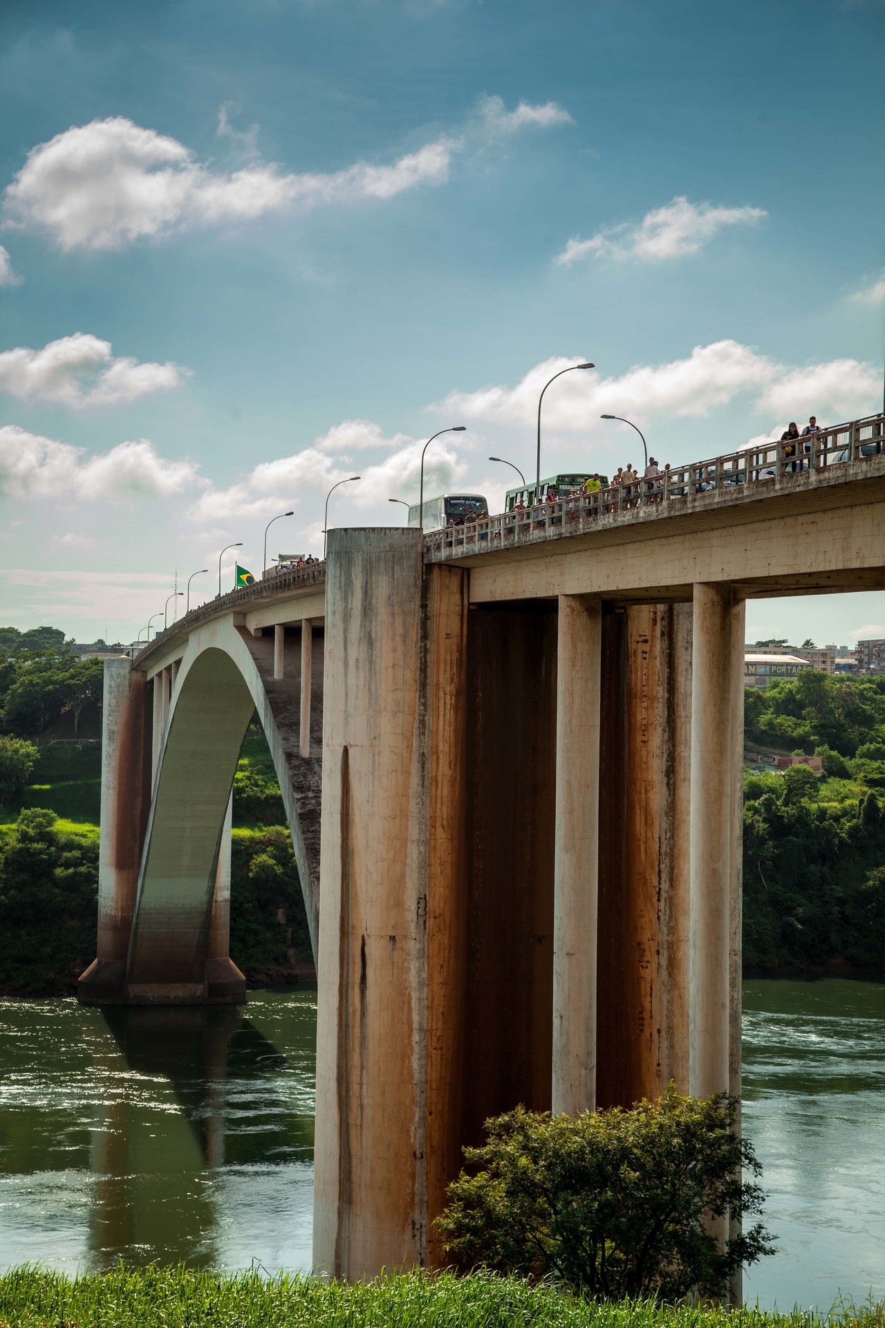 Ponte da Amizade, entre Foz do Iguaçu e Ciudad del Este, é passagem diária para muitos que viajam a trabalho entre Brasil e Paraguai.