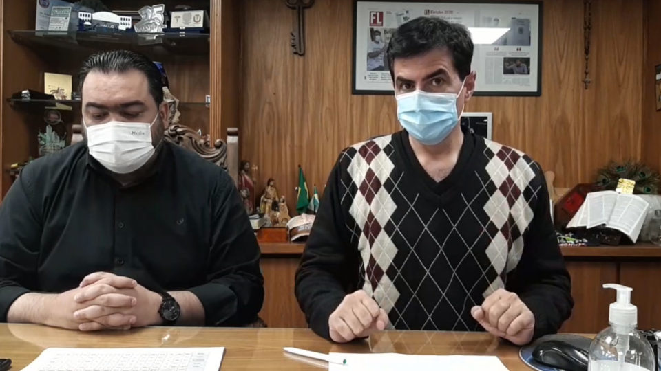 No pior momento da pandemia, Londrina descarta possibilidade de lockdown O secretário de Saúde de Londrina, Felippe Machado, e o prefeito Marcelo Belinati, em transmissão ao vivo pela internet.