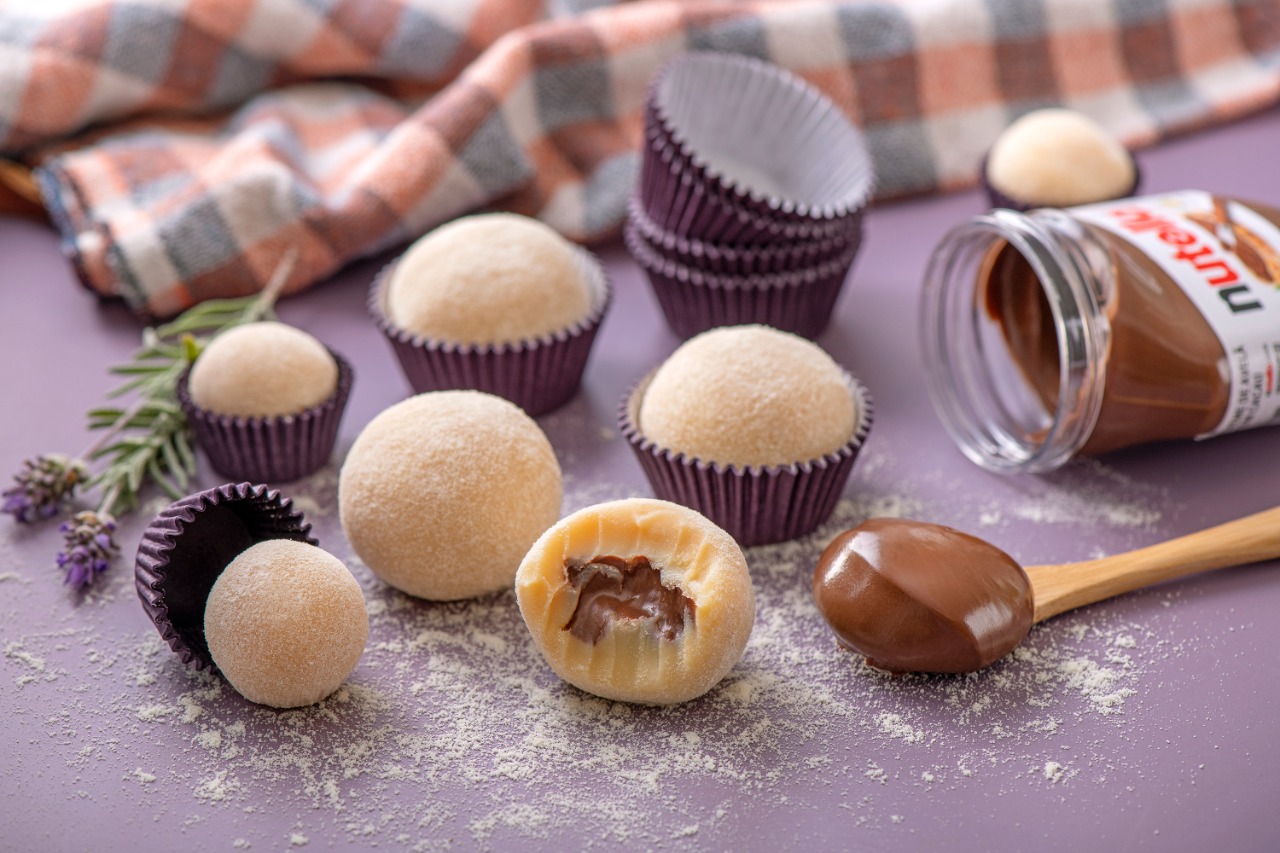 Brigadeiro tamanho G: tem opção de chocolate ao leite e de Ninho recheado com Nutella. Brigadeiro tamanho G: tem opção de chocolate ao leite e de Ninho recheado com Nutella.
