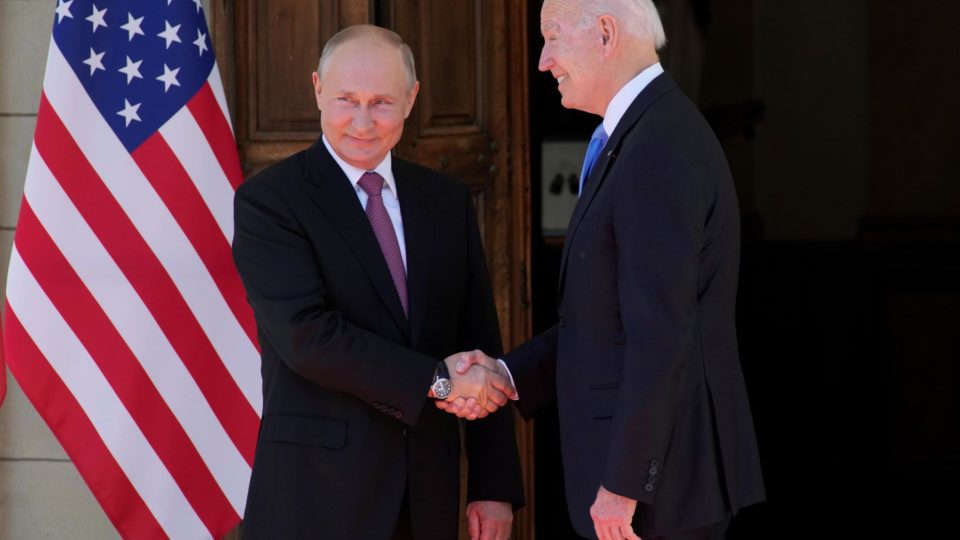 A volta da Aliança Transatlântica O presidente dos EUA, Joe Biden (D), e o presidente russo, Vladimir Putin (E), se cumprimentam durante a cúpula EUA-Rússia em Villa La Grange, em Genebra, Suíça, em 16 de junho de 2021