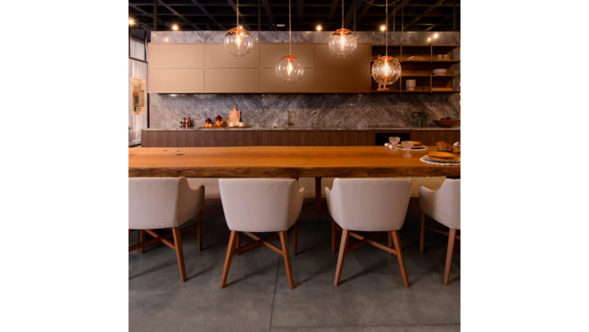 Luminus: aço escovado com tonalidade âmbar aquecido e luminosidade própria.