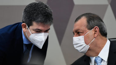 CPI da Covid apresenta “resultados claros”, diz Randolfe sobre inquérito contra Bolsonaro Os senadores Randolfe Rodrigues e Omar Aziz