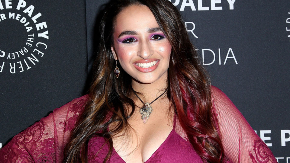Como a ideologia de gênero sequestra a infância Jazz Jennings é estrela de uma série que promove a ideologia de gênero entre crianças.