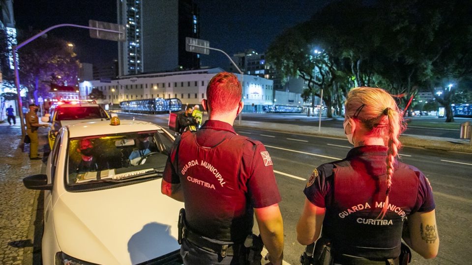 Vereador propõe anistia para quem descumpriu restrições contra a Covid. Entenda Guardas municipais em ação de fiscalização no Centro de Curitiba.