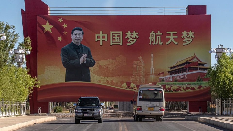 China faz “colheita de órgãos” em minorias, apontam denúncias Mural com a imagem de Xi Jinping no centro de lançamento de satélites de Jiuquan