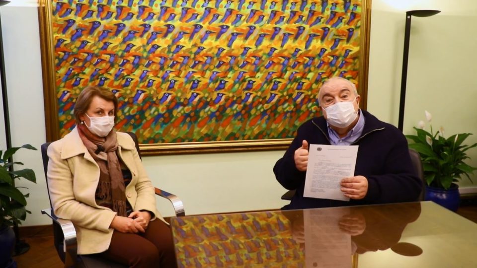 Greca reclama de injustiça: na proporção, Curitiba recebe menos doses que 191 municípios do PR Em vídeo, Rafael Greca e Márcia Huçulak pedem mais doses ao governo estadual