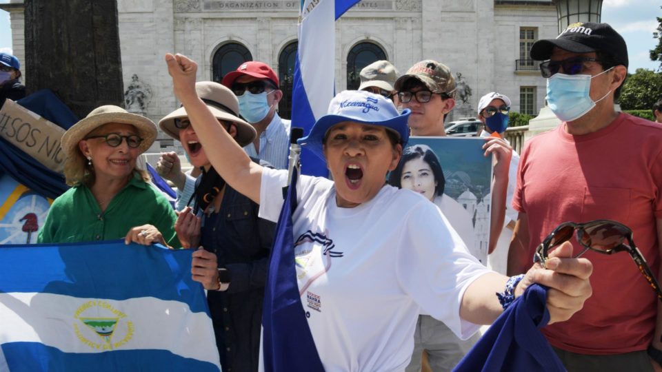 Foro de São Paulo defende “soberania” da ditadura da Nicarágua Ativistas da Coalizão pela Liberdade da Nicarágua se manifestam em frente à sede da OEA em Washington, 15 de junho