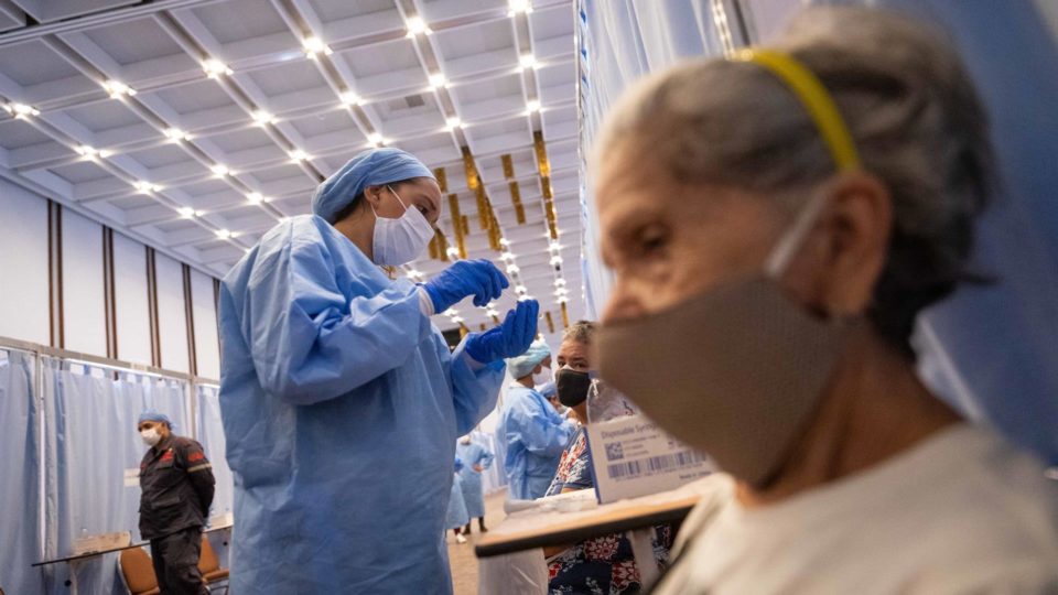 Rússia largou na frente, mas falhou em sua diplomacia da vacina Enfermeira prepara dose da vacina russa Sputnik V em 11 de junho de 2021, no Hotel Alba em Caracas (Venezuela).