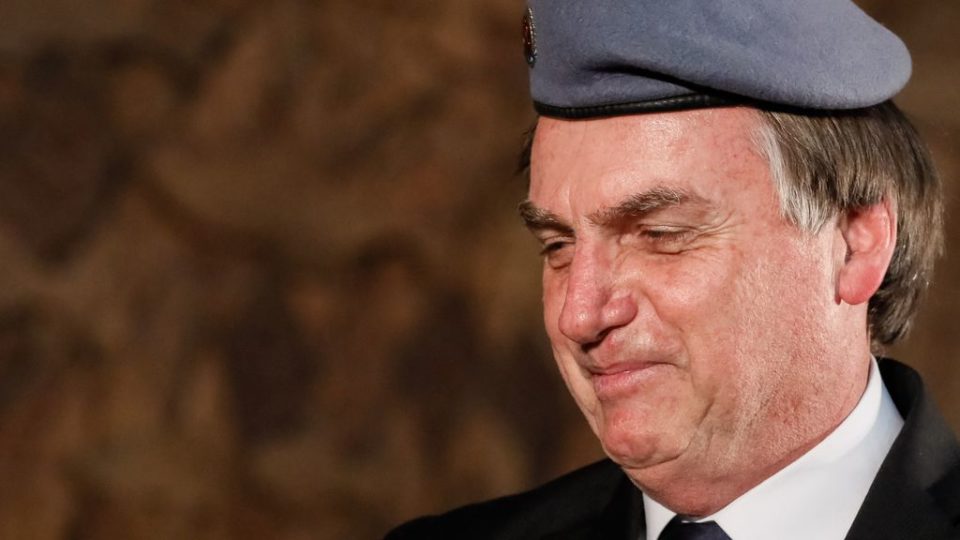 A pulga atrás da orelha: o que há de real e de fantasia no Bolsonaro chavista Muita gente acredita que Bolsonaro pretende dar um golpe à la Hugo Chávez. Mas o que há de real e de fantasioso nesse pessimismo todo?
