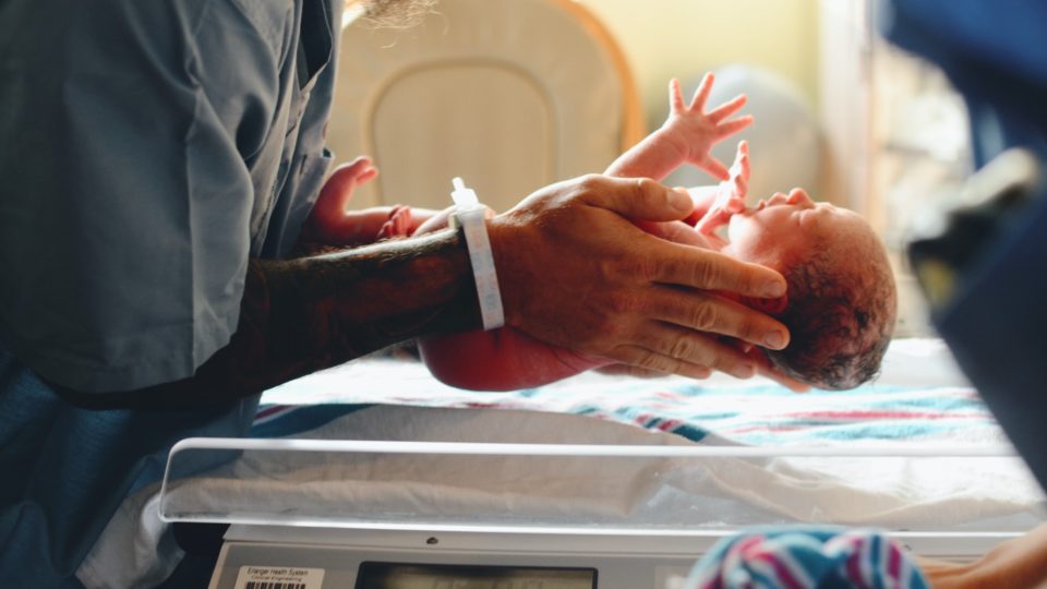 Mulher que teve bebê em corredor de hospital será indenizada Mulher teve parto realizado no corredor, próximo à área de carga e descarga de caminhões do hospital.