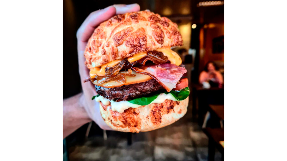Você também pode experimentar o vencedor do Burger do Bem. Peça já.