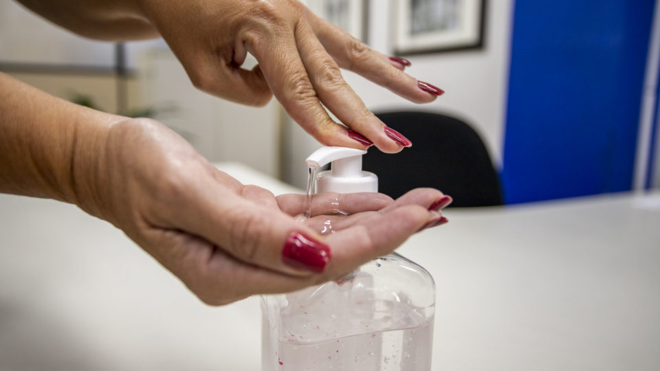Boletim da Covid-19 aponta que Curitiba passou de 230 mil infectados pelo coronavírus A utilização de álcool gel está entre as principais medidas preventivas para conter o avanço do coronavírus. Curitiba, 13/03/2020 – Foto: Daniel Castellano / SMCS