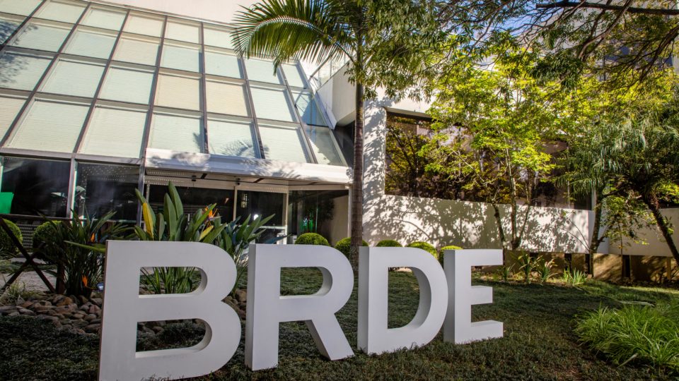 BRDE acelera engrenagem de geração de emprego e renda Sede do BRDE em Curitiba
