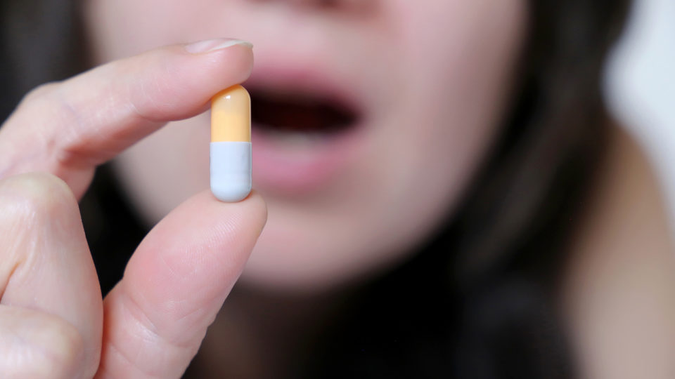 Drogas lícitas e drogas ilícitas: em todo caso, drogas Quais os parâmetros morais e médicos usados pela sociedade para decidir o que constitui uma droga lícita e uma ilícita?