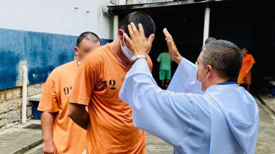 Proposta quer colocar fim à presença de religiosos nos presídios Proposta quer substituir as visitas religiosas aos presos por sistemas fechados de áudio na forma de rádios ecumênicas.