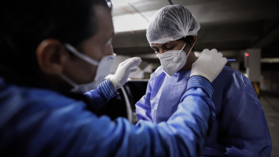Paraguai bate recorde diário de mortes por Covid desde o começo da pandemia Equipe de funerária se prepara para transportar o corpo de um profissional de saúde morto por Covid, em San Lorenzo, Paraguai, em12 de junho