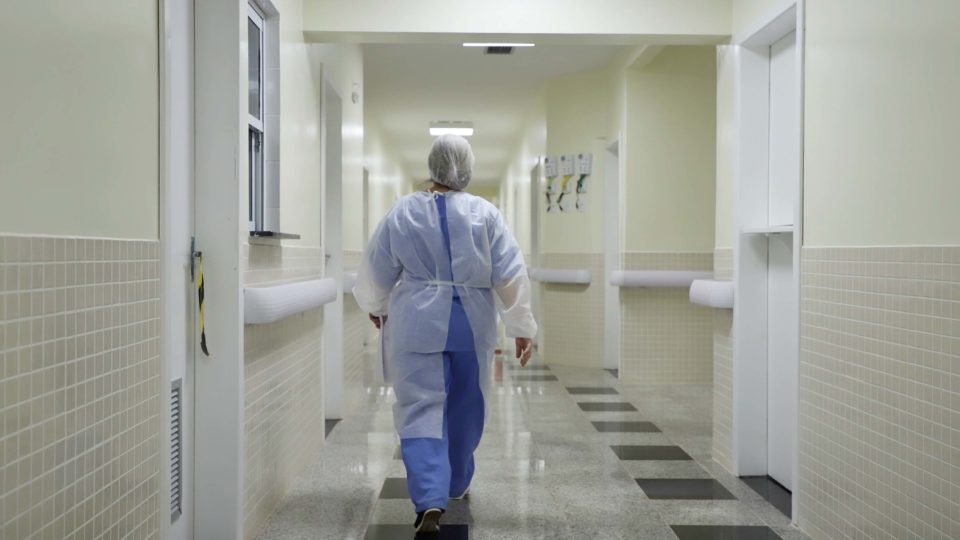 Covid-19: Brasil registra 2.001 mortes e mais de 79 mil casos em 24 horas O Ministério da Saúde atualizou os dados sobre a pandemia nesta sexta-feira (25).