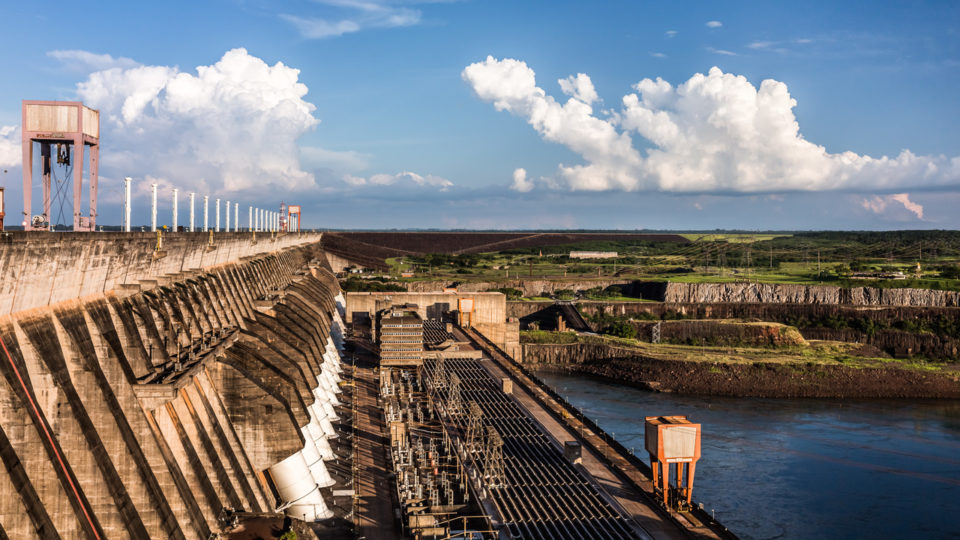 Crise hídrica derruba produção de Itaipu ao menor nível em três décadas A hidrelétrica de Itaipu, na fronteira entre Brasil e Paraguai: crise hídrica derrubou produção da usina ao menor nível em três décadas.