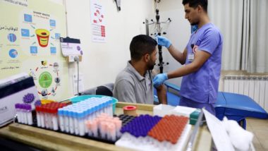 Autoridade Palestina cancela acordo com Israel para empréstimo de vacinas da Covid Profissional de saúde palestino recebe vacina contra Covid-19 em hospital do Crescente Vermelho em Hebron, na Cisjordânia, 18 de junho