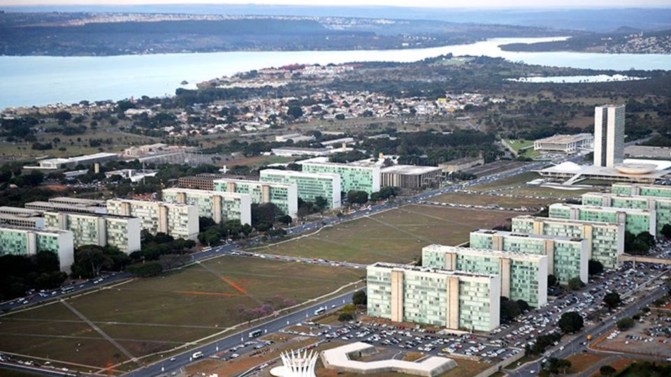 Qual o peso de aposentados e pensionistas na folha de pagamento dos ministérios Vista aérea da Esplanada dos Ministérios em Brasília: aposentados e pensionistas pensam na folha de pagamento dos ministérios.