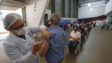 Assembleia aprova multa de até R$ 56 mil para quem furar fila da vacina Assembleia aprova multa de até R$ 56 mil para quem furar fila da vacina