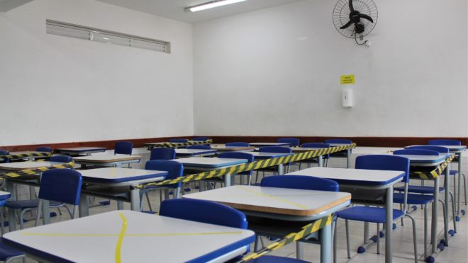 Mais 122 escolas são reabertas; outras 12 estão fechadas após casos de Covid-19 Mais 122 escolas são reabertas; outras 12 estão fechadas após casos de Covid-19