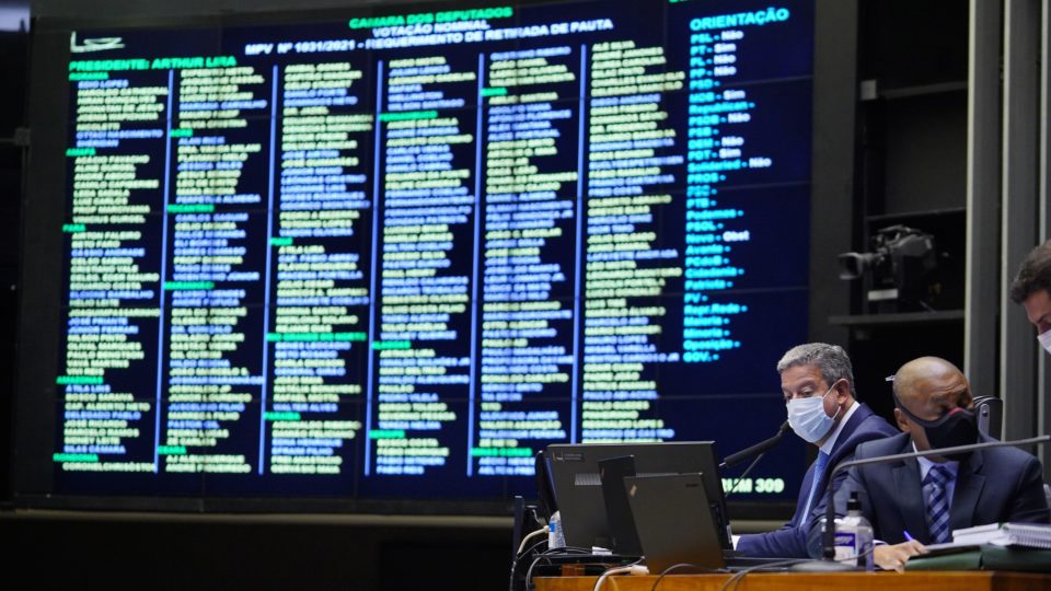 O presidente da Câmara, Arthur Lira, durante sessão que votou a privatização da Eletrobrás.