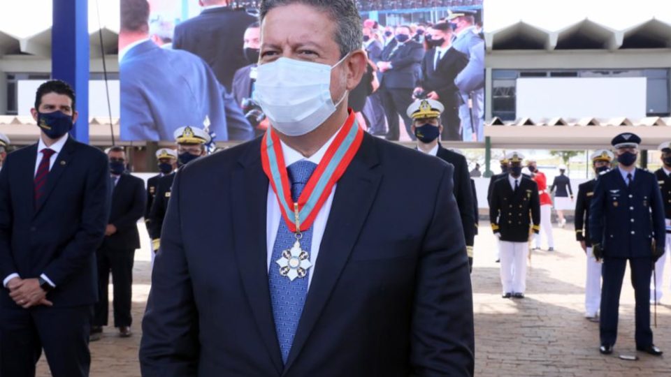 Com agenda pró-reformas, Arthur Lira vira espécie de “primeiro-ministro” do governo Bolsonaro Presidente da Câmara, Arthur Lira (PP-AL), é o principal articulador político pelas reformas estruturantes: para uns, é o "primeiro-ministro" do governo
