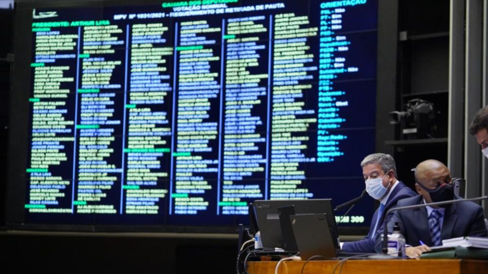 Câmara conclui votação da MP e privatização da Eletrobras agora só depende de Bolsonaro privatização da Eletrobras