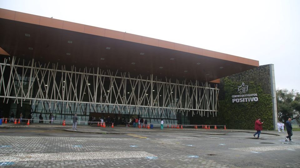 Vacina de Covid-19 vai acabar em Curitiba após últimas 15 mil doses desta terça Pavilhão do Parque Barigui, maior posto de vacinação de Curitiba, vazio nesta terça de repescagem da vacinação da Covid-19.