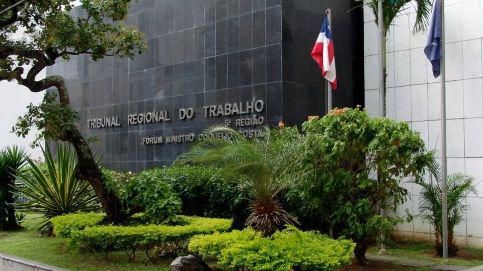 Empresa terá de indenizar em R$ 30 mil funcionário preso injustamente por furto Empresa foi condenada a pagar indenização de R$ 30 mil a ex-empregado acusado de furto. Ele ficou 35 dias na cadeia.