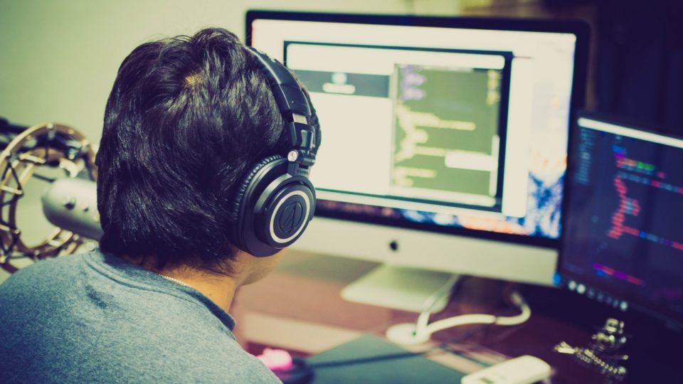Número de vagas para desenvolvedores deve crescer 22% até 2029 Devs em alta demanda