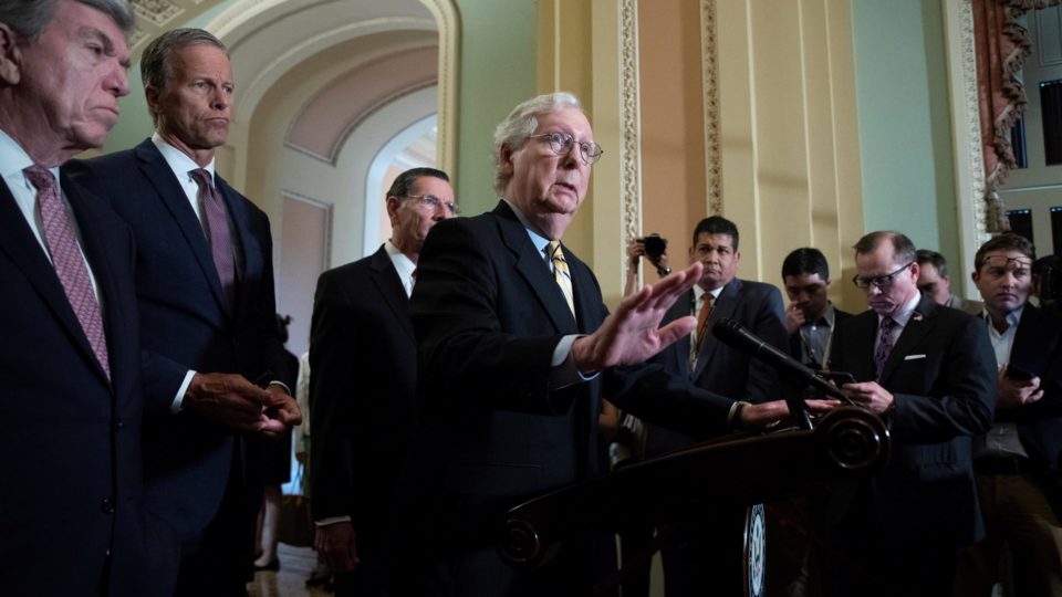 Reforma eleitoral: principal proposta legislativa dos democratas não deve passar no Senado O líder da minoria no Senado americano, Mitch McConnell, fala com a imprensa ao lado de outros senadores republicanos, 22 de junho0