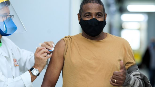 Cidades do interior avançam na vacinação por idade, mas cobram doses - Vimarsana News